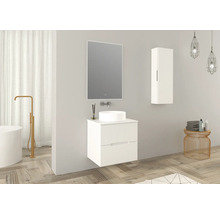 Modernes Badezimmer mit Waschtisch, Spiegel, Spiegelschrank und Badewanne