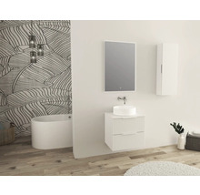 Badezimmer mit Waschbecken, Spiegel, Schrank und Badewanne vor einer gemusterten Wand