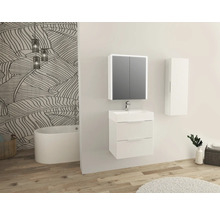 Helles Badezimmer mit Waschtisch, Spiegelschrank, Hängeschrank und Badewanne vor einer Wand mit Blättermuster.