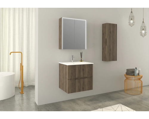 Badezimmer-Szene mit Waschtisch, Spiegelschrank mit Beleuchtung und Hochschrank