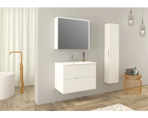 Salle de bains lumineuse avec meuble sous-lavabo, armoire de toilette éclairée et armoire haute.