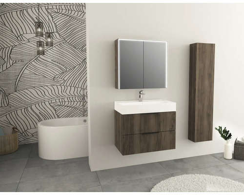 Salle de bain avec meuble-lavabo, armoire de toilette, armoire haute et baignoire