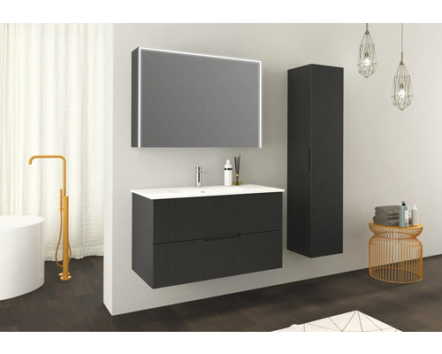 Salle de bains avec meuble sous-vasque, armoire de toilette et armoire haute