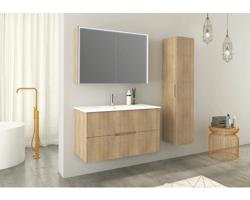 Salle de bains avec meuble sous-lavabo, armoire de toilette avec éclairage et armoire haute