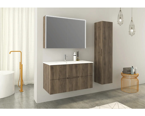 Salle de bains avec meuble sous-lavabo, armoire de toilette avec éclairage et armoire haute aspect bois