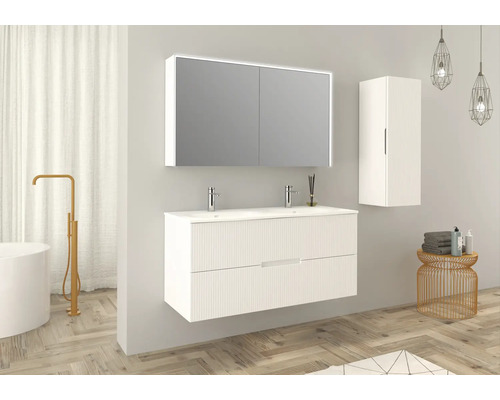 Salle de bains avec meuble sous-vasque double, armoire de toilette avec éclairage et armoire suspendue