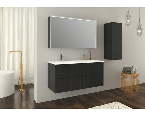 Salle de bains avec meuble sous-vasque, armoire de toilette avec éclairage et armoire haute au design rainuré