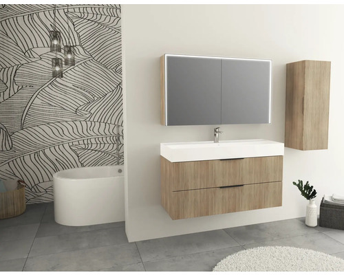 Modernes Badezimmer mit Waschtisch, Spiegelschrank, Hochschrank, Badewanne und gemusterter Tapete