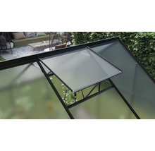 Vue détaillée d''une serre avec une fenêtre ouverte pour la ventilation.