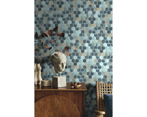 Wandgestaltung mit Mosaikfliesen in Sechseckform, kombiniert mit dekorativen Elementen und Holzmöbeln