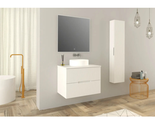 Salle de bains moderne avec meuble-lavabo, miroir, armoire haute et baignoire.