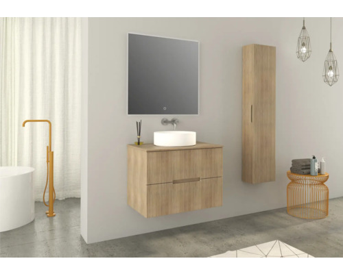 Salle de bains moderne avec meuble-lavabo, miroir, armoire haute et baignoire îlot.