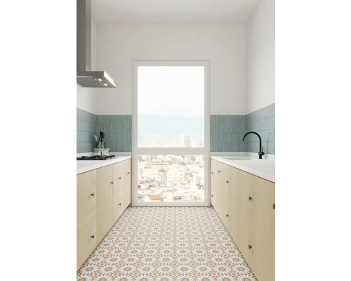 Cuisine claire avec kitchenette, fenêtre et carrelage à motifs.