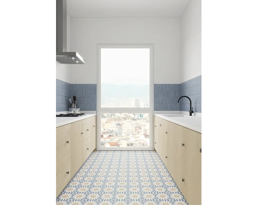 Küche mit Küchenzeile, Fenster und gemustertem Boden