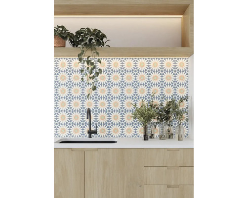 Küchenszene mit Spüle, Armatur und Fliesenmuster