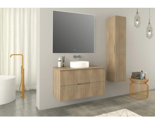 Badezimmer mit Waschtischunterschrank, Spiegel, Hochschrank und Badewanne