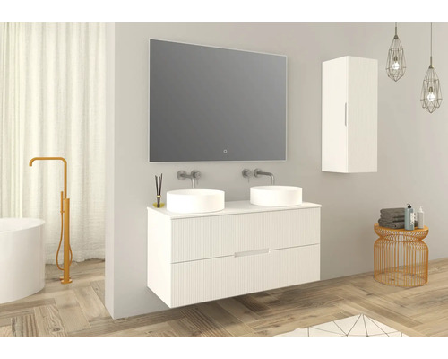 Badezimmer mit Doppelwaschtisch, Spiegel, Spiegelschrank und Dekoartikeln