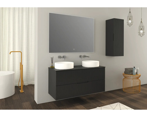 Helles Badezimmer mit Waschbecken, Spiegel und Stauraumschrank