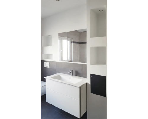 Salle de bains lumineuse avec meuble sous-lavabo, miroir et étagères