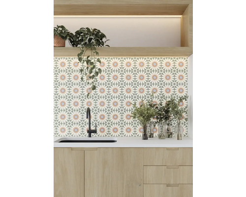 Küchenspüle mit Armatur vor Fliesenwand mit geometrischem Muster