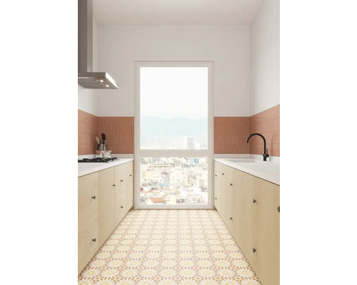 Cuisine claire avec placards intégrés, évier, robinet, hotte aspirante, fenêtre et carrelage au sol