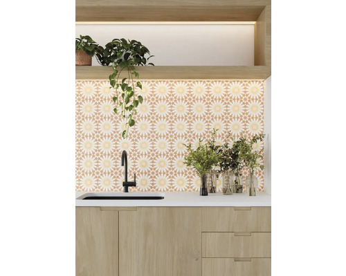 Scène de cuisine avec évier, robinet et carreaux muraux à motifs floraux