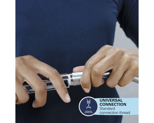 Des mains connectent un flexible de douche avec un filetage de raccordement standard
