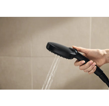 Hand hält schwarzen Duschkopf mit laufendem Wasser