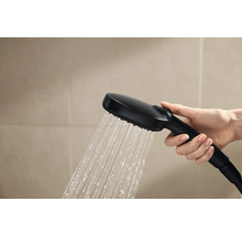 Handbrause mit laufendem Wasser in der Hand