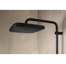 Schwarzer Duschkopf mit Wasserstrahl