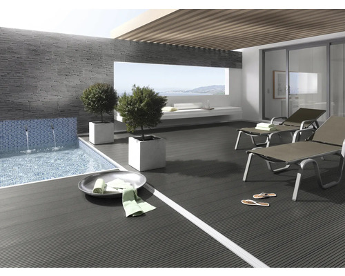 Terrasse mit Pool, Liegestühlen und Holzboden