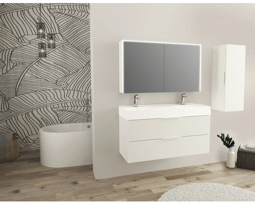 Salle de bains avec meuble sous-lavabo, armoire de toilette, armoire haute et baignoire