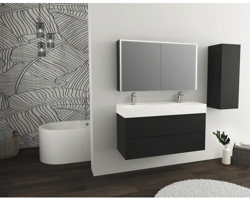 Salle de bains avec meuble-lavabo double, armoire de toilette éclairée et armoire haute