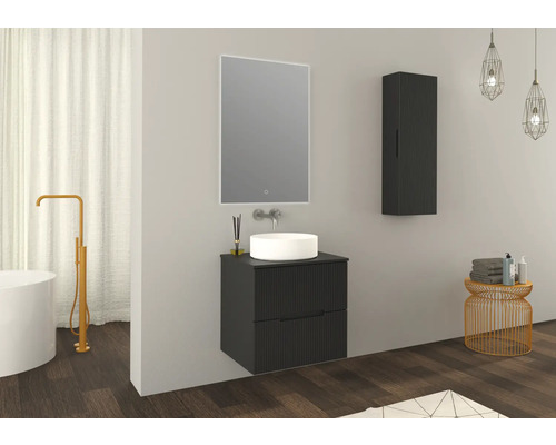 Badezimmer mit Waschtischunterschrank, Aufsatzwaschbecken, Spiegelschrank und Hochschrank