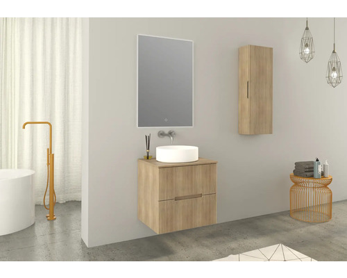 Salle de bain avec meuble-lavabo, miroir, armoire suspendue et table d''appoint
