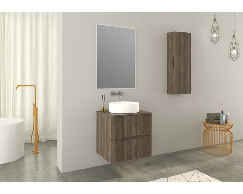 Salle de bain lumineuse avec meuble sous-vasque, miroir et armoire suspendue