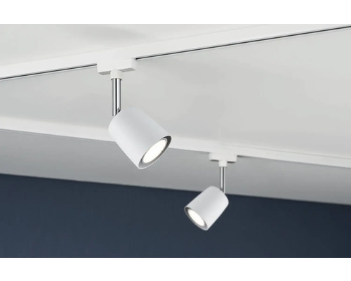 Zwei weisse LED-Strahler an einer Schiene an der Decke.