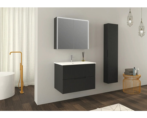 Modernes Badezimmer mit Waschbeckenunterschrank, Spiegelschrank mit Beleuchtung und Hochschrank