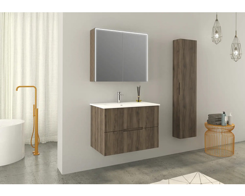 Salle de bains avec meuble sous-lavabo, armoire de toilette avec éclairage et armoire haute aspect bois