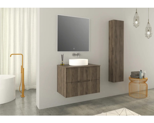 Salle de bains moderne avec meuble sous-vasque, vasque à poser, armoire de toilette, armoire haute et table d''appoint.