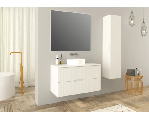 Salle de bains moderne avec meuble sous-vasque, miroir, armoire haute et baignoire îlot