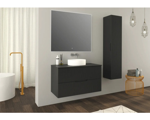 Modernes Badezimmer mit Waschtischunterschrank, Spiegel, Hochschrank und Accessoires.