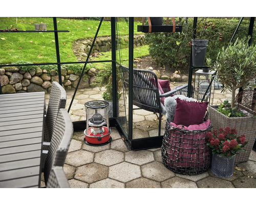 Scène de jardin confortable avec table, chaises, chauffage et plantes