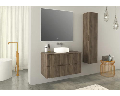 Salle de bain moderne avec lavabo, miroir, armoire haute et baignoire îlot