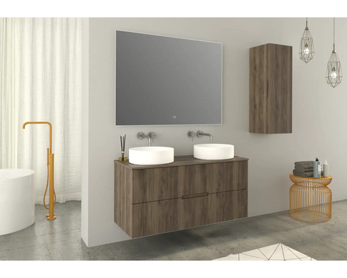 Salle de bains moderne avec double vasque, armoire de toilette et étagère ouverte
