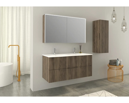 Salle de bains avec meuble-lavabo double, armoire de toilette avec éclairage et armoire haute