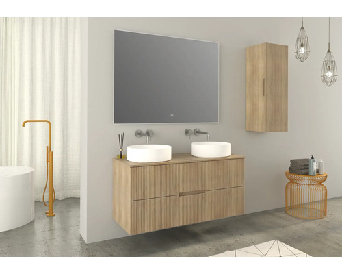 Modernes Badezimmer mit Doppelwaschtisch, Spiegel und Holzschrank