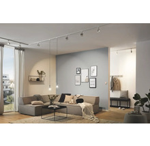 Wohnzimmer mit Deckenspots und Einrichtung