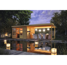 Maison de jardin en bois avec terrasse couverte et bassin dans le jardin