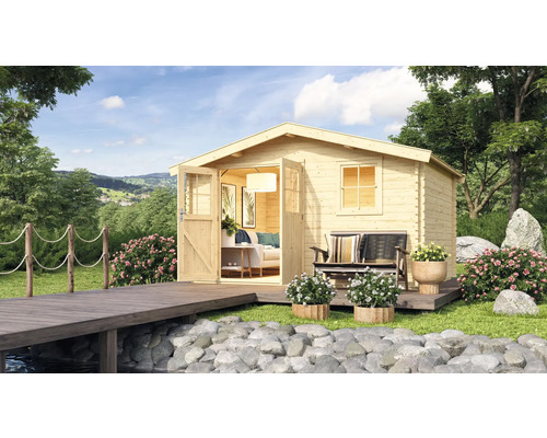 Chalet de jardin en madriers Karibu Kasaan 5 avec plancher 407 x 320 cm naturel Abri de jardin en bois avec double porte et fenêtre dans un paysage de jardin.
